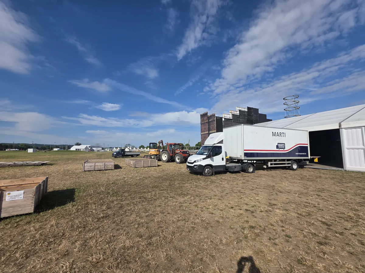 Marti Transport LKW mit Paletten und Leergebinde