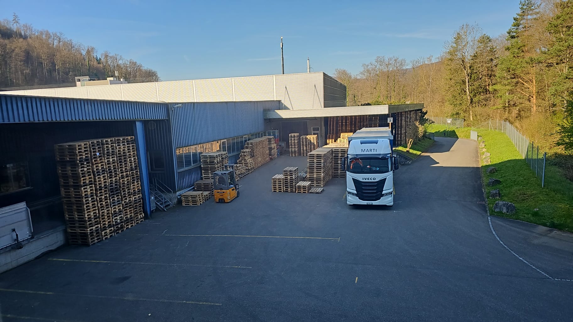 Lagerstandort von Marti Transport in Brugg mit Europaletten und Stapler